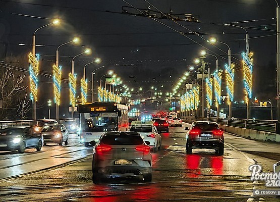 Ростовчане бурно отреагировали в соцсетях на яркие желто-синие новогодние гирлянды