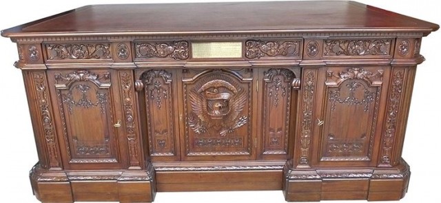 Трамп приказал убрать легендарный стол Resolute Desk из Овального кабинета из-за козявки сына Маска