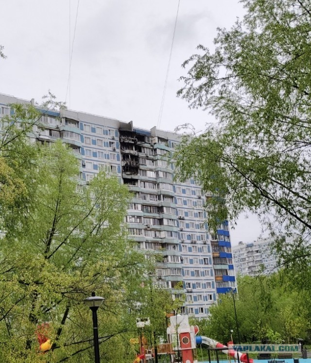 Женщина на 17 этаже просит о помощи. На улице Мусы Джалиля в Москве горит жилой дом