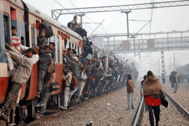 Антисанитария и 15000 попавших под колеса в год. В чем парадокс железных дорог в Индии?