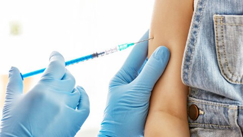 Отказавшимся от прививок родителям могут пересмотреть оплату больничного