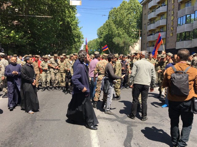 Власти Армении пошли на силовую акцию против шествия оппозиции в Ереване