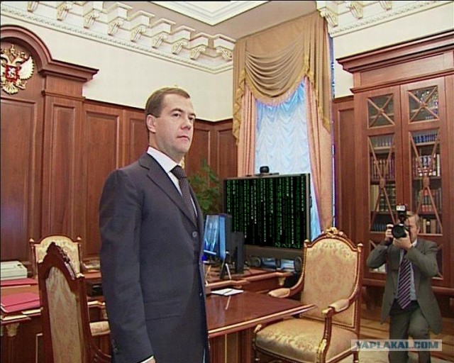 Фотожаба: А что на обоях у Медведева?