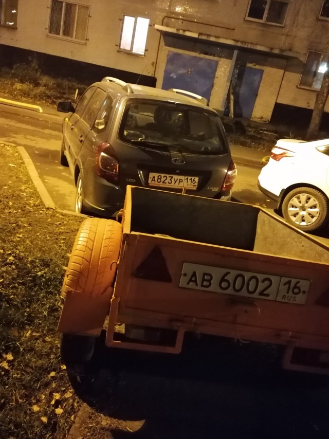Любителю оставлять авто на тротуаре прилетел подарок