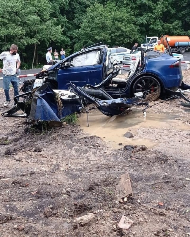 Сын председателя правительства Ярославской области устроил аварию на Tesla под Барвихой.