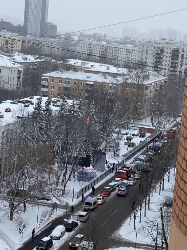 Неизвестный открыл стрельбу в МФЦ на юго-востоке Москвы.
