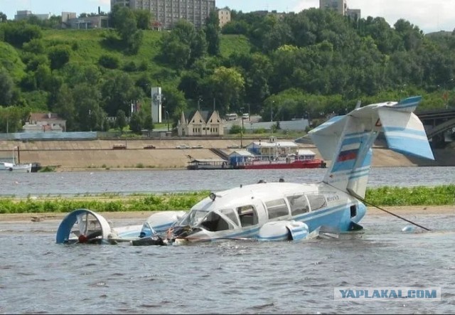 Пара экспериментальных экранопланов Волга-2 на месте заброшенного порта