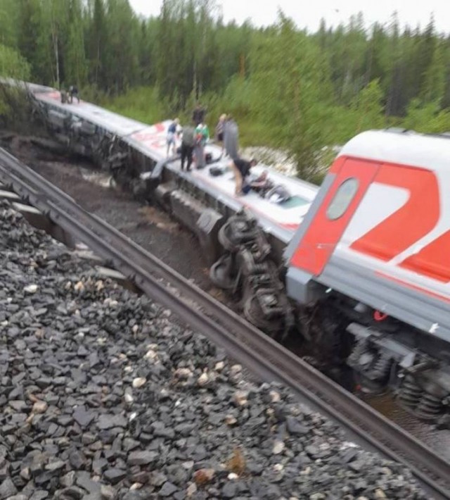 Сошёл с рельс пассажирский поезд Воркута-Новороссийск