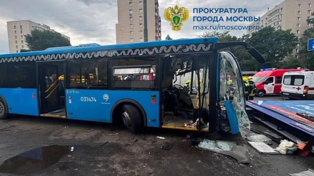 В Москве рекламный щит пробил крышу автобуса