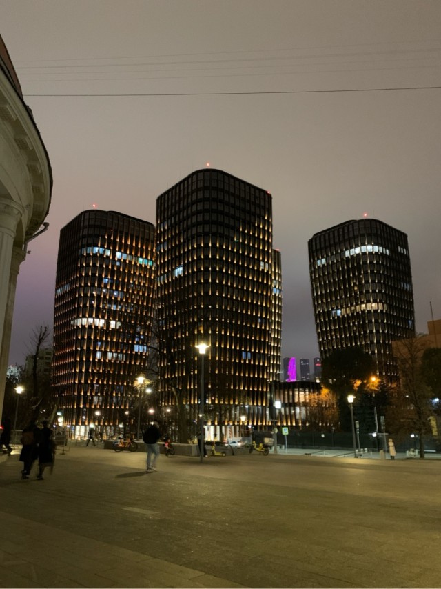 Шляюсь по Москве (городские джунгли, плоские дома и машинки)
