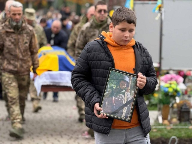 Украинский мальчик похоронил уже 8 отцов