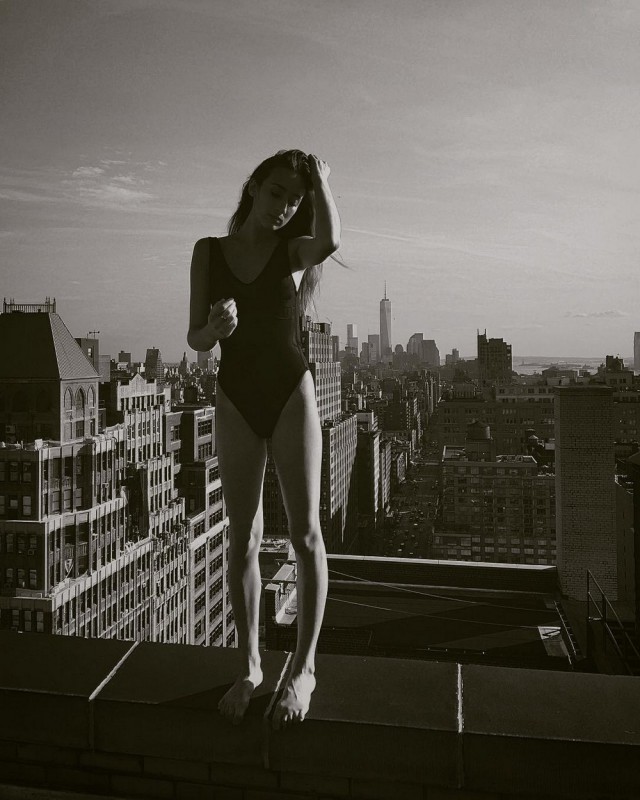 Девушки на крышах небоскребов Нью-Йорка
