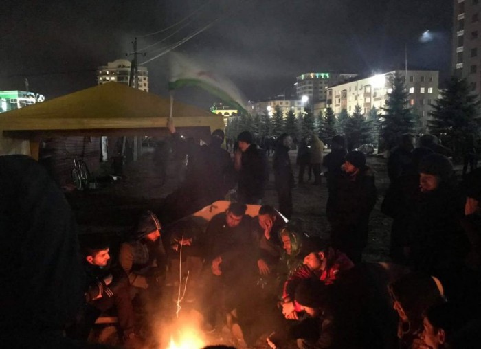Беспорядки в Ингушетии продолжились: силовики братаются с протестующими