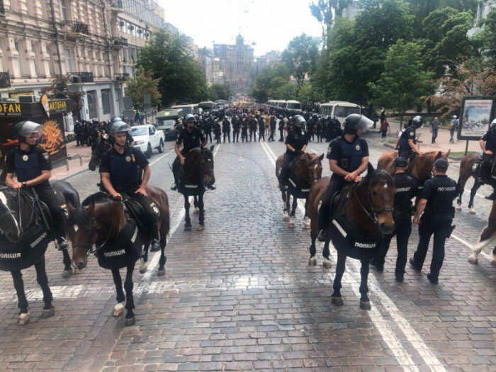 "Голубая" колонна вооруженных сил Украины на гей-параде в Киеве