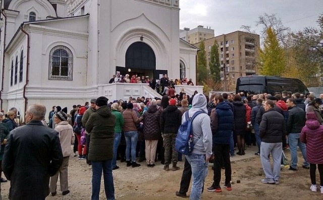 В Саратове сотни людей пришли проститься с убитой девочкой