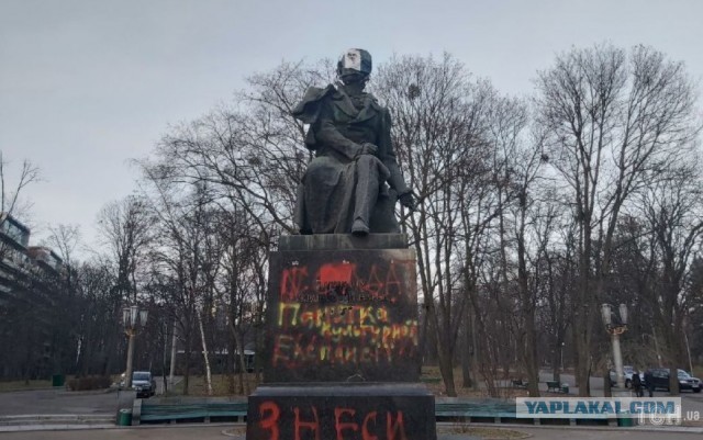 В Москве и Петербурге задержали возложивших цветы к памятникам Шевченко и Лесе Украинке.