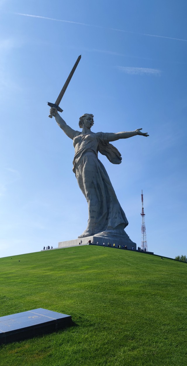 Монумент «Родина-мать зовет!» на фоне заката