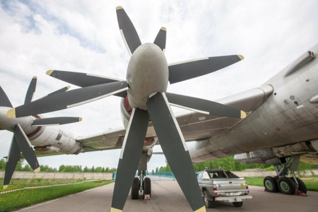 Зачем Ту-95 двойные пропеллеры на двигателях?