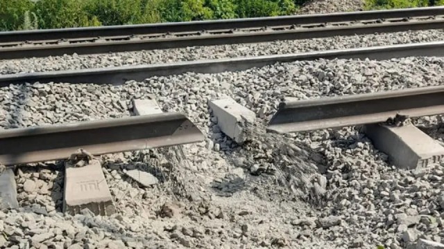 На территории Орловской области при проверке ж/д путей обнаружены взрывные устройства, при подрыве одного из них два человека погибли, один ранен.