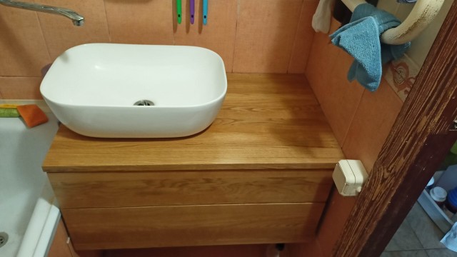 Вот Вы видите связь между шаровой опорой, водонагревателем и тумбой под раковину?