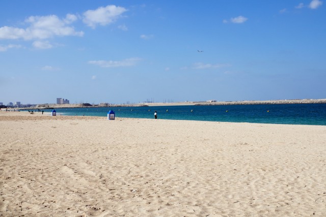 Тем временем в Дубае на пляже