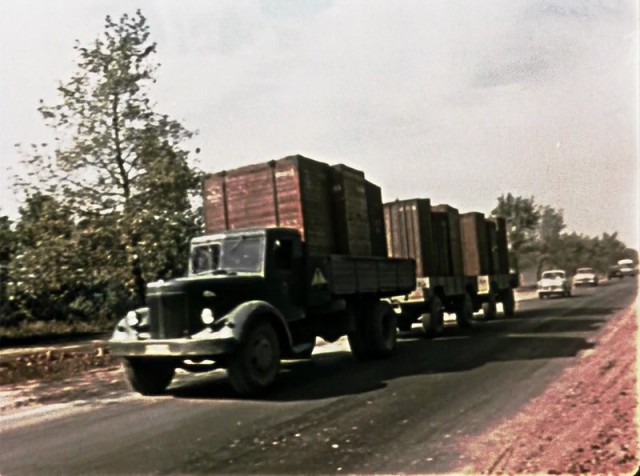 Киев и советский автотрафик 1962 года в фильме "Королева бензоколонки"
