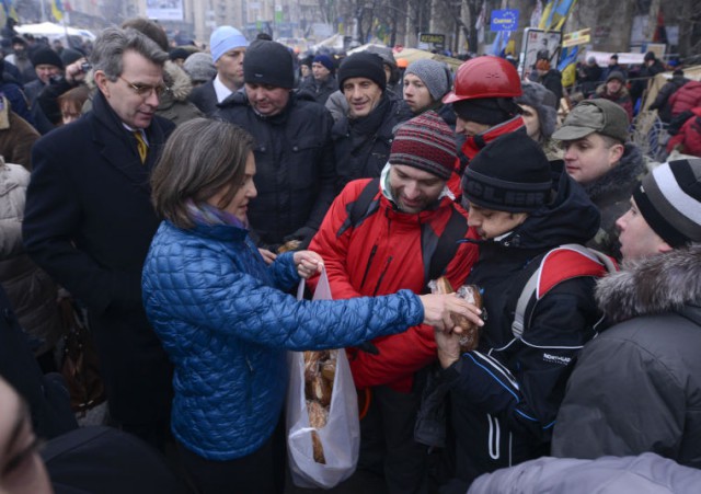 в Киеве поставили холодильники "Поделись едой"