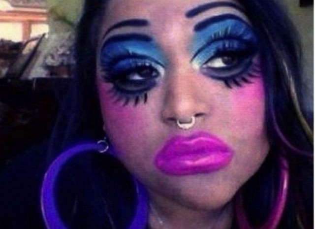 Они не смогли вовремя остановиться и всё продолжали и продолжали наносить макияж