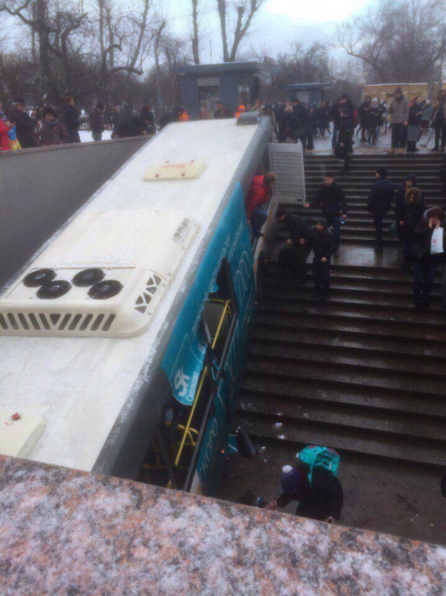 Автобус протаранил группу людей на Славянском бульваре в Москве