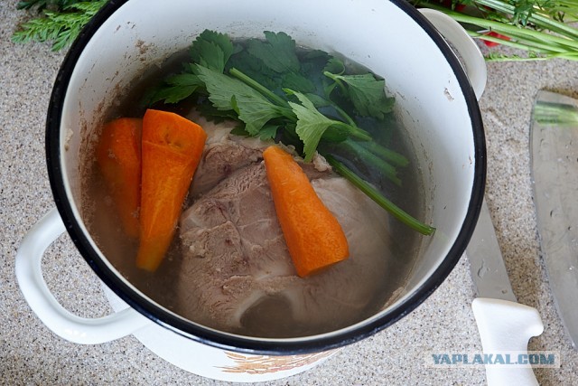 Щи с молодой капустой и консервированным горошком