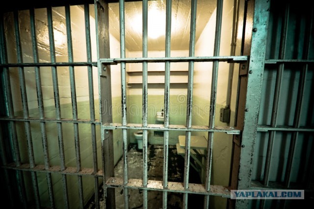 «Голого привязывали к кровати, били и насиловали шваброй»