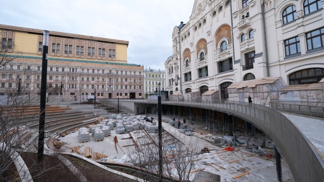 Перед Политехом начали замену зимней плитки на летнюю