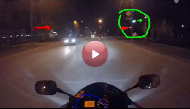 В Волжском на дороге разбился мотоциклист и его пассажирка