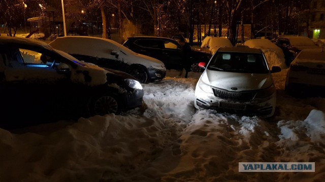 Не видите я ребенка привезла в детский сад? Подождете!