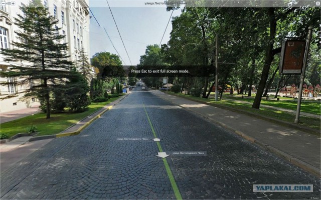 А тротуар не для пешеходов!