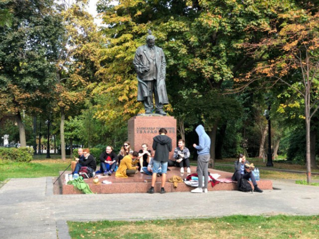 В центре Москвы группа подростков устроила «бессрочный» протест против пенсионной реформы