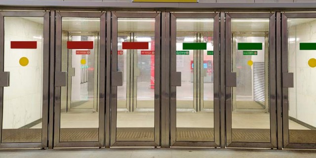 Почему на входе в метро такие странные и неудобные двери?