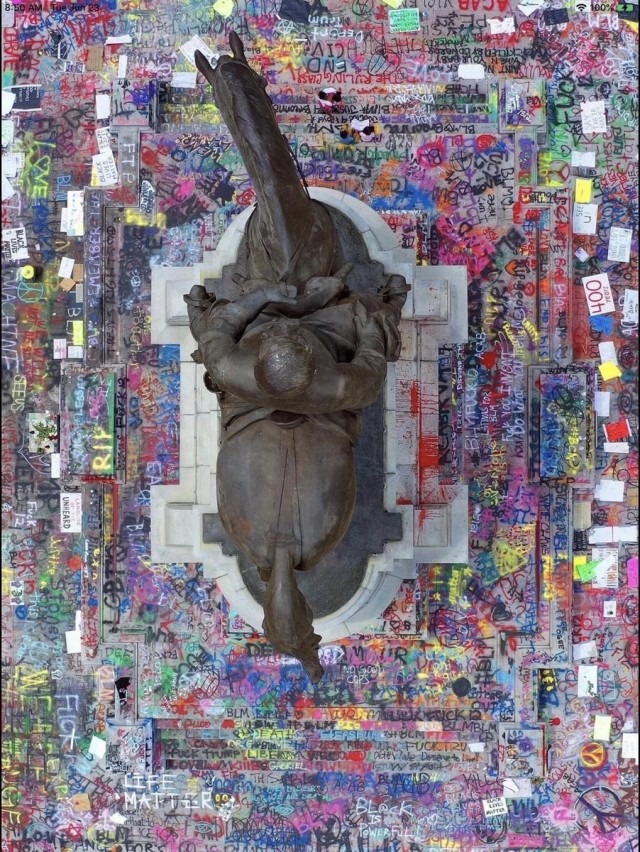 Генерал Ли возвышается посреди оскорблений в свой адрес