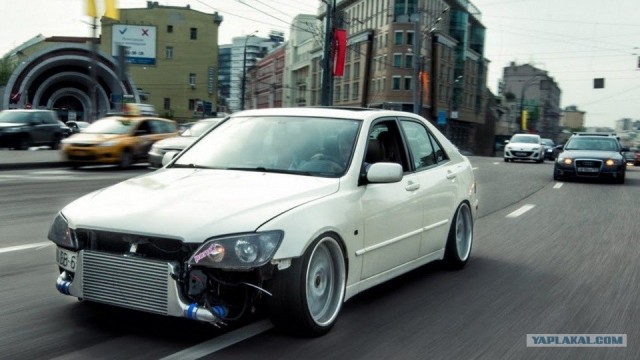 Дамочка гонщик на Lexus