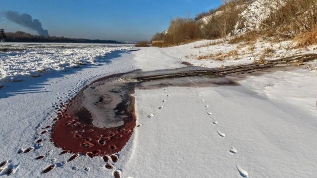 В Кемерово на реке Томь образовались бордовые пятна