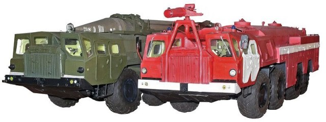 Почти ракетный комплекс МАЗ-7310 "Ураган". Аэродромная пожарная машина АА-60 посреди города