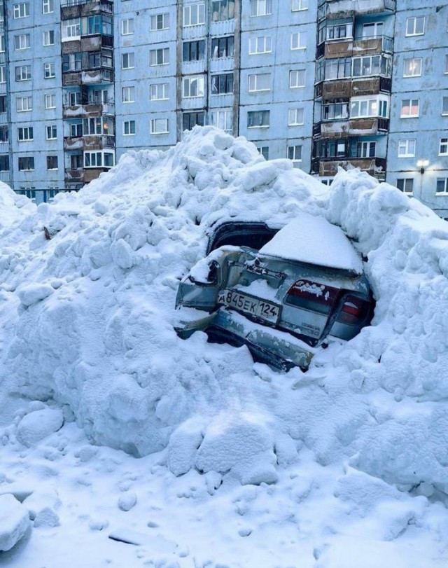 В Норильске при уборке снега не заметили автомобиль и помяли его