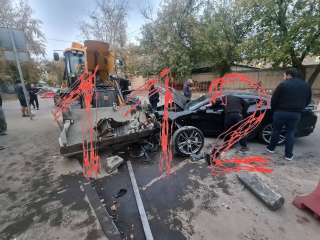 В Москве спиди-гонщики тестировали только что тюнингованый Camaro, но не справились с резвой машиной и врезались в трактор.