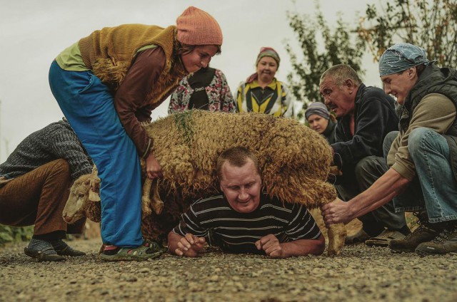 Западный фотограф провел два месяца в гостях у казахской шаманки