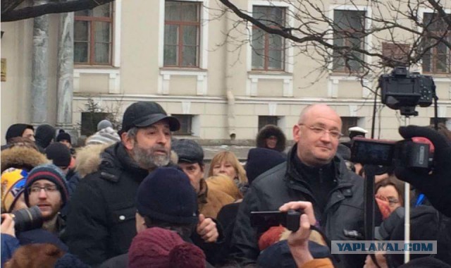 Исаакий взяли в кольцо, противники передачи РПЦ
