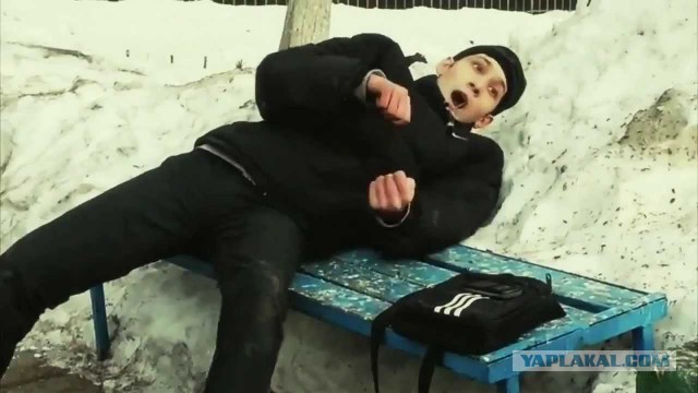 Голая москвичка попыталась прилюдно раздеть дочь в торговом центре