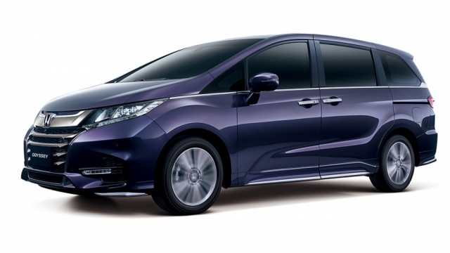 Огромный вэн Kia Carnival: в России от 2,6 млн рублей