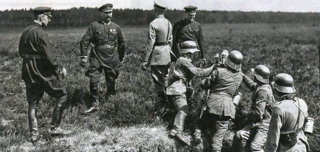 Фотографии связанных с историей Красной и Советской Армии.