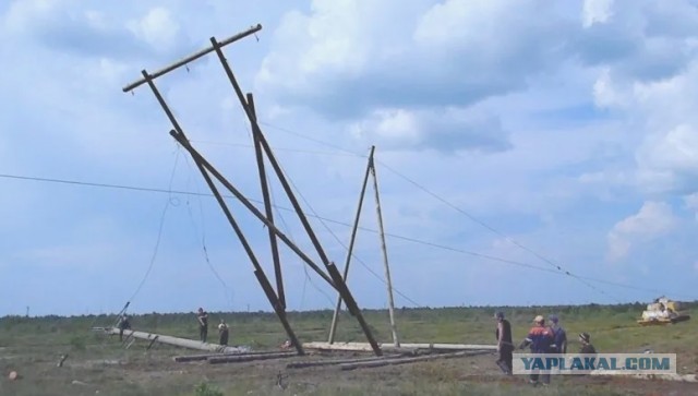 Кадры установки второй временной опоры ЛЭП с помощью вертолёта под Мурманском.
