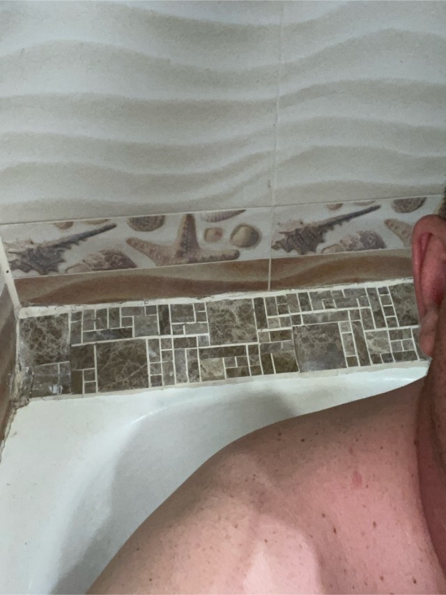 Чем расстояние между стеной и ванной заделать?